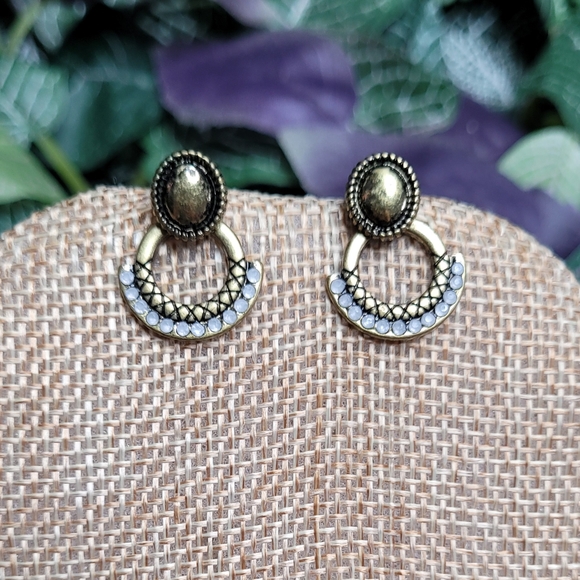 Hand Crafted Jewelry - Beautiful earrings and a smile will help you sparkle and shine like nothing else